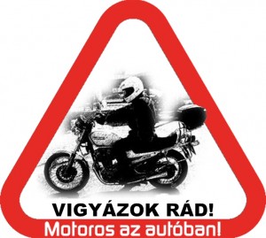 motoros az autóban